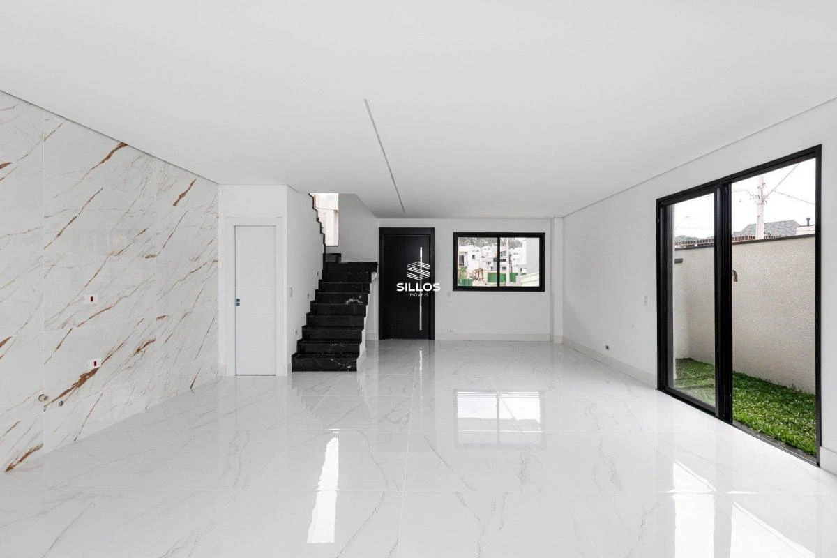 3-bedroom townhouse with open-plan kitchen and balcony
