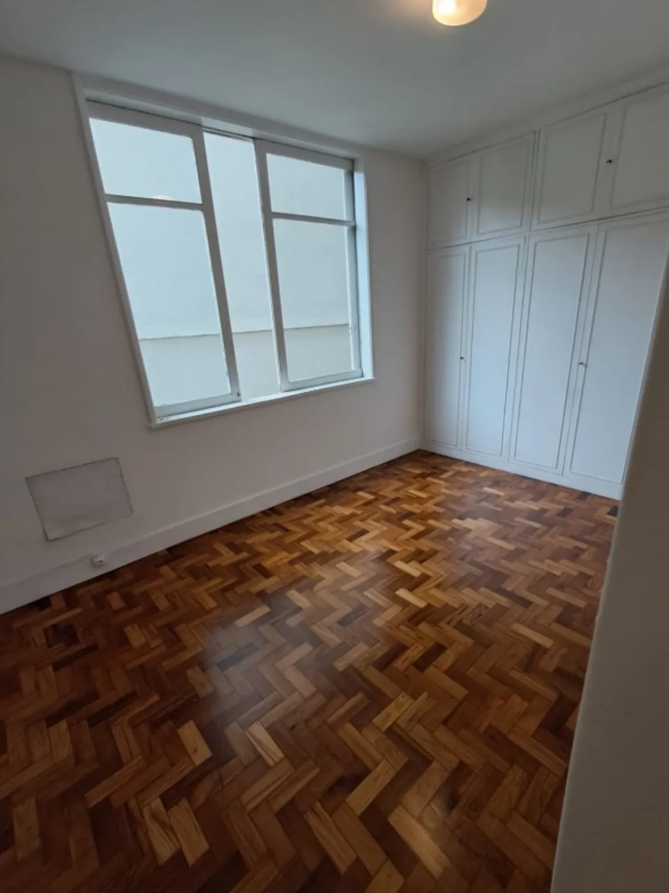 Деревянный пол или ламинат и 3 спальни: квартира 144 м² — photo 3