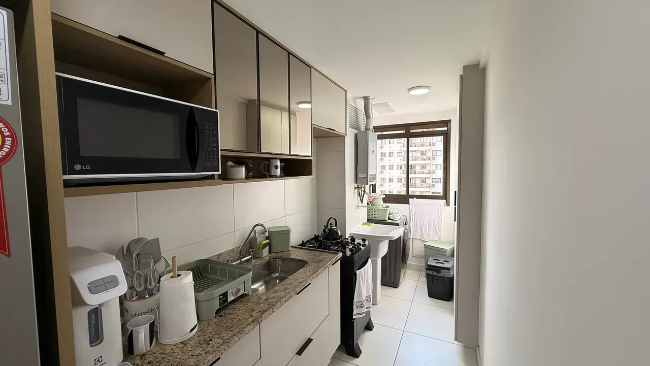 Furnished 2-bedroom, 2-bath apartment with 1 parking spot — photo 4