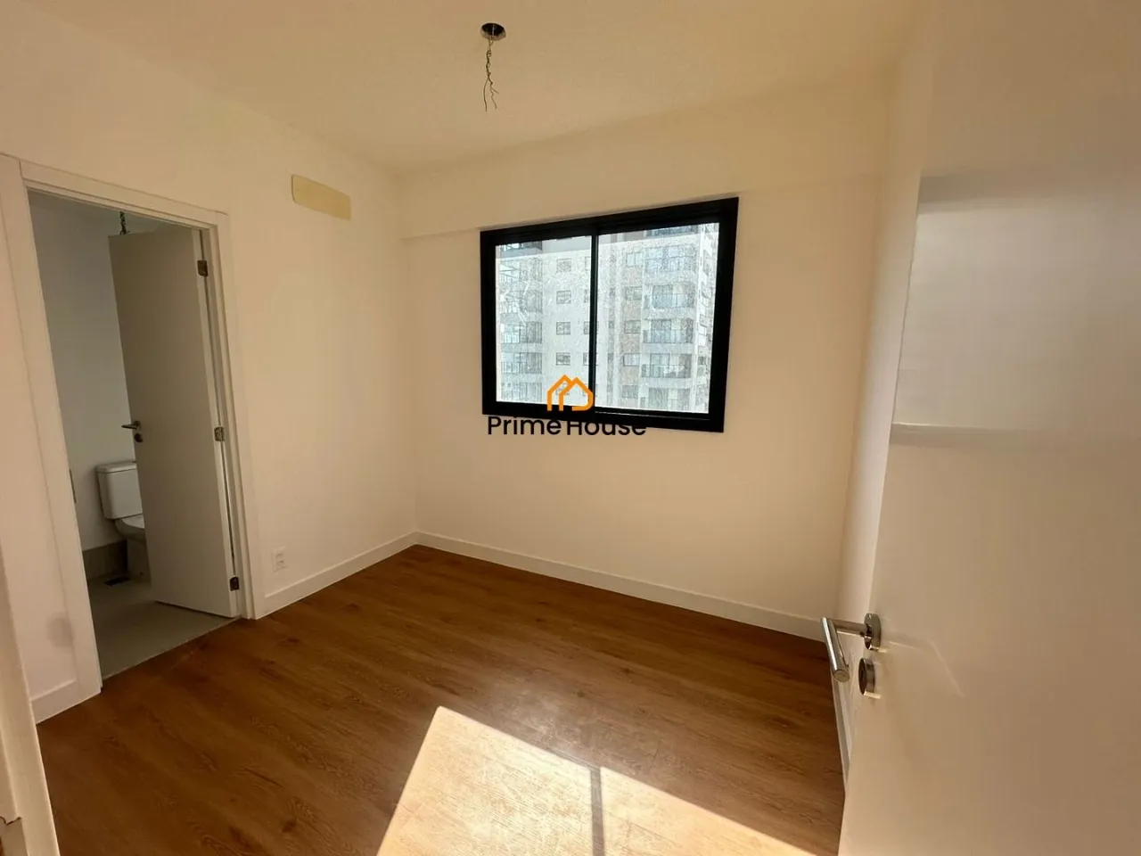 3-bedroom apartment with 3 bathrooms and a balcony — photo 3