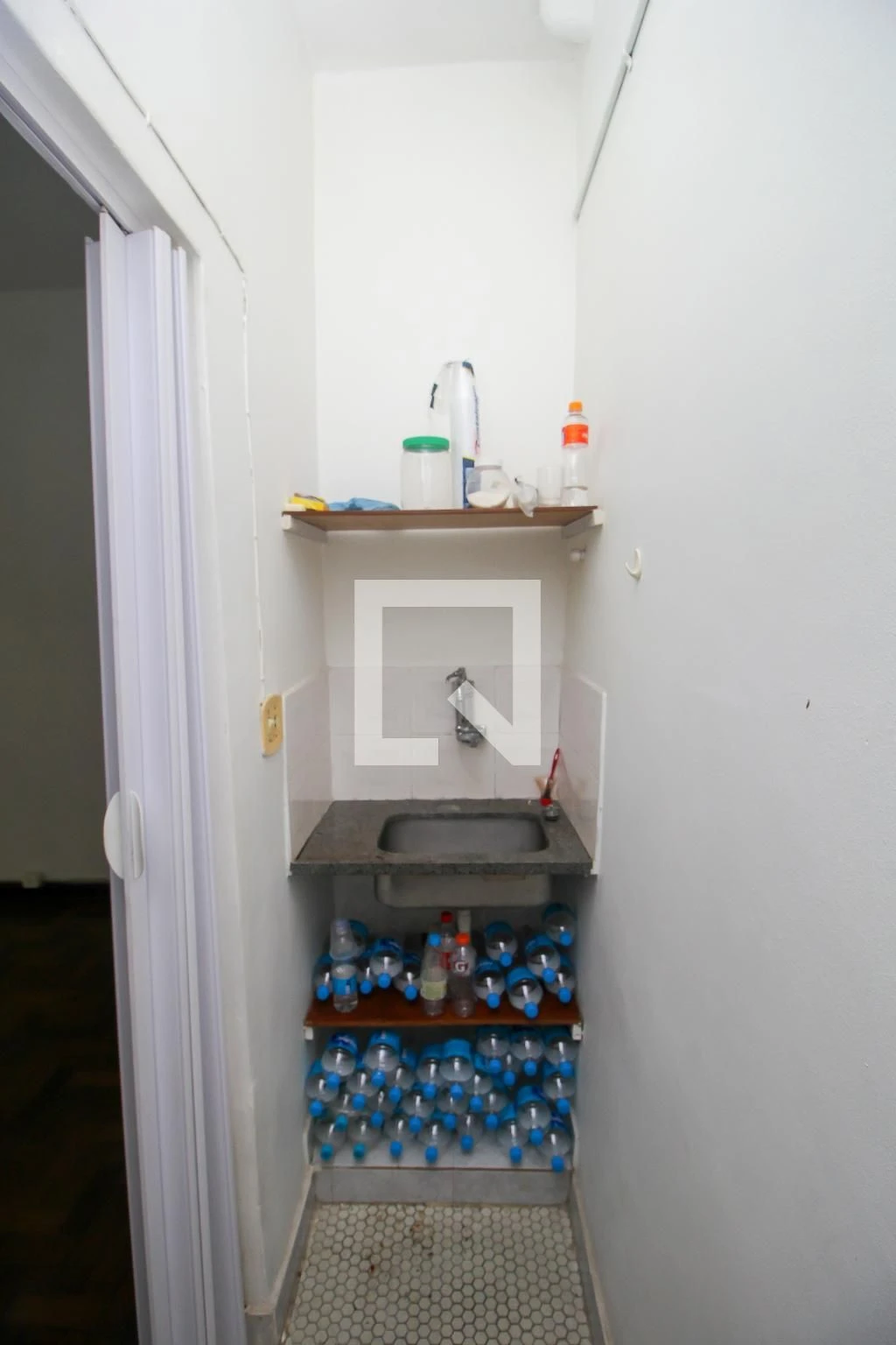 Studio com piso de madeira ou laminado, Saúde — photo 14