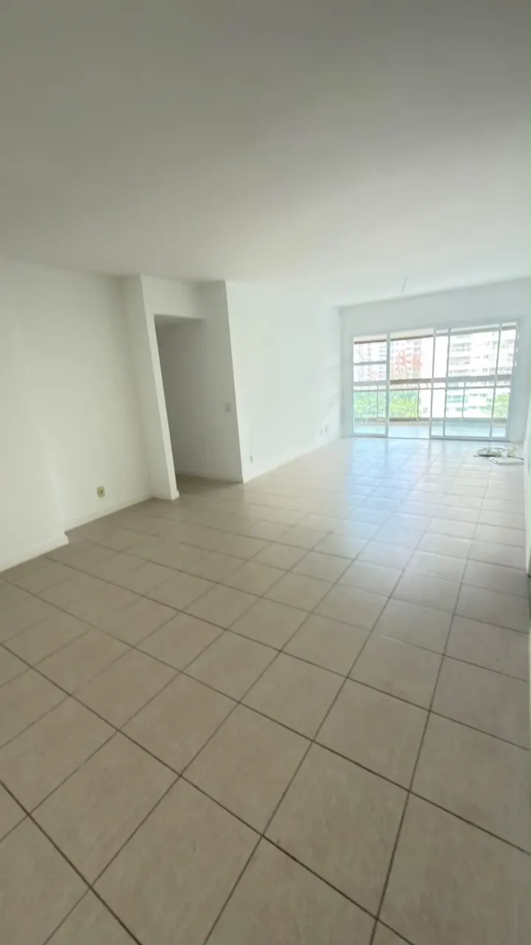 Unfurnished 4-bedroom apartment with 3 bathrooms