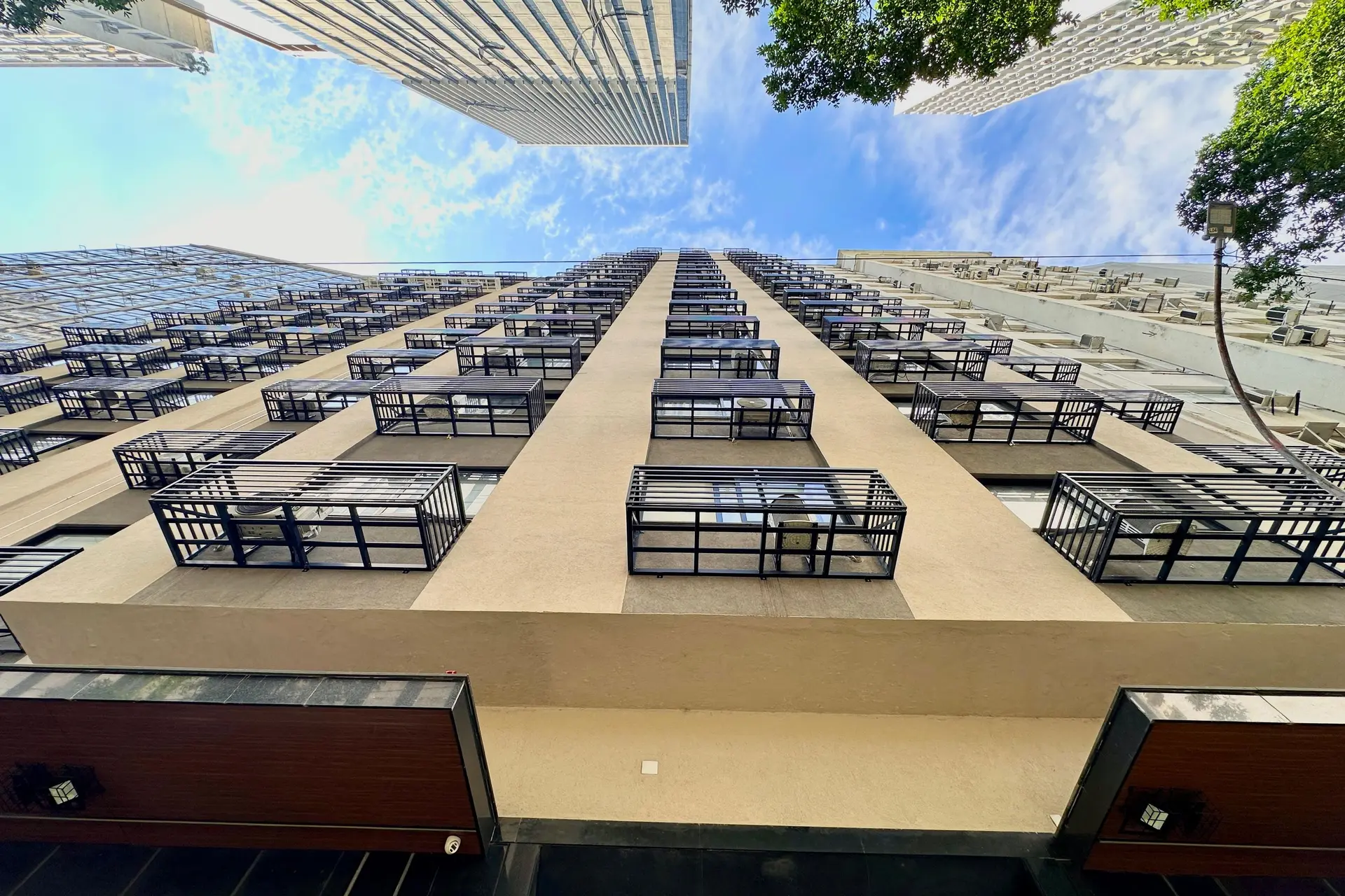 Furnished 1-bedroom apartment with a balcony grill — photo 13