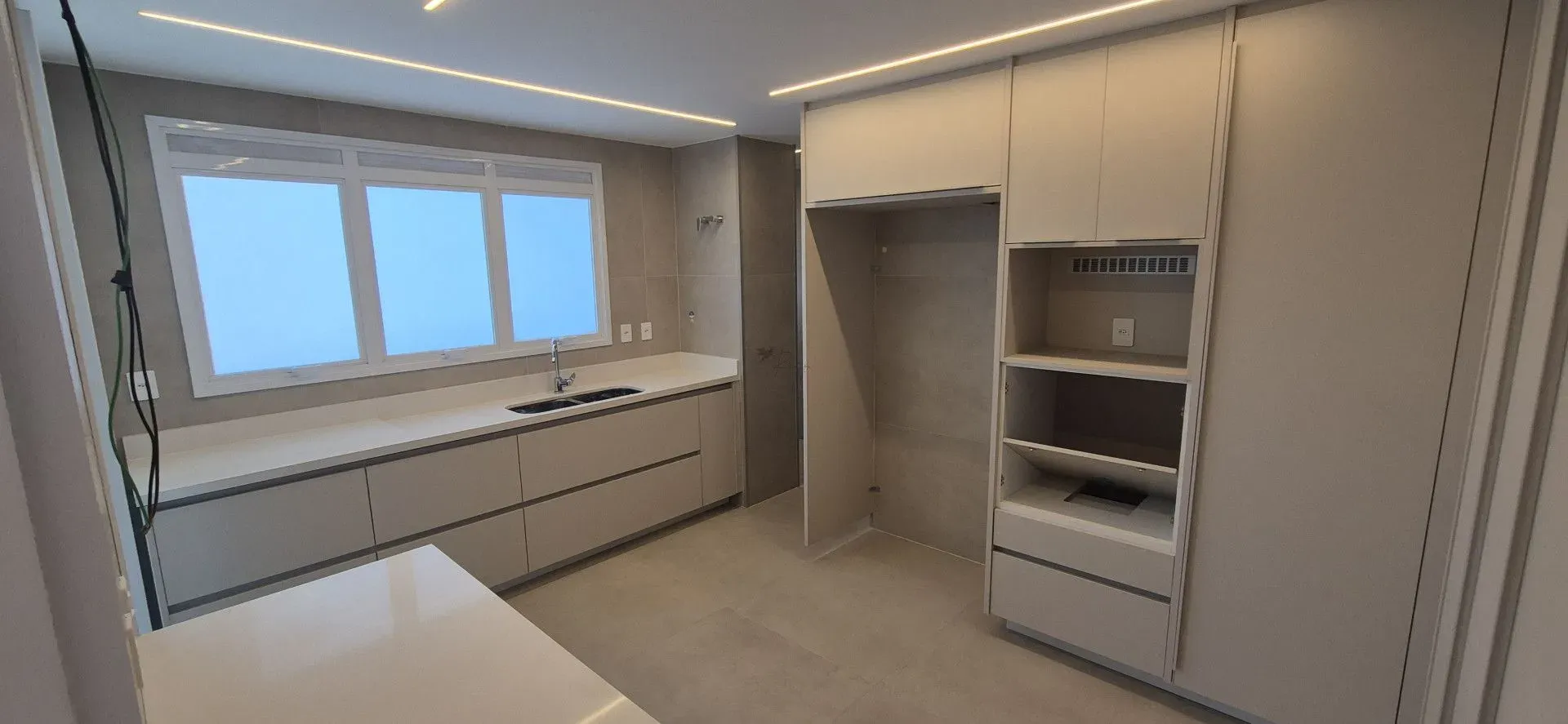 Unfurnished 4-bedroom apartment with closed kitchen — photo 9