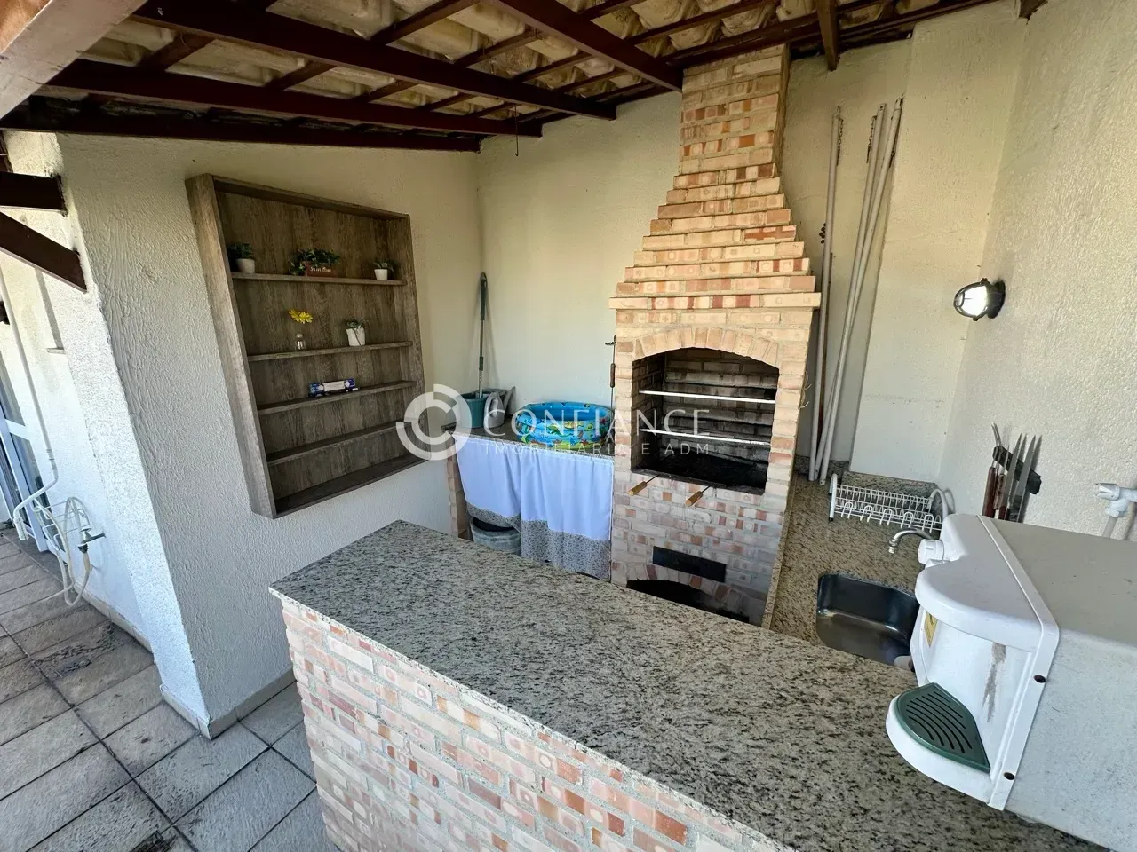 Apartment with enclosed balcony and built-in grill — photo 12