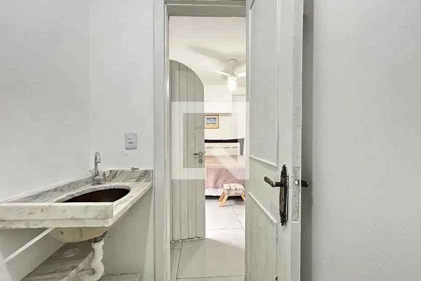 1-bedroom apartment with a glass-enclosed shower — photo 8