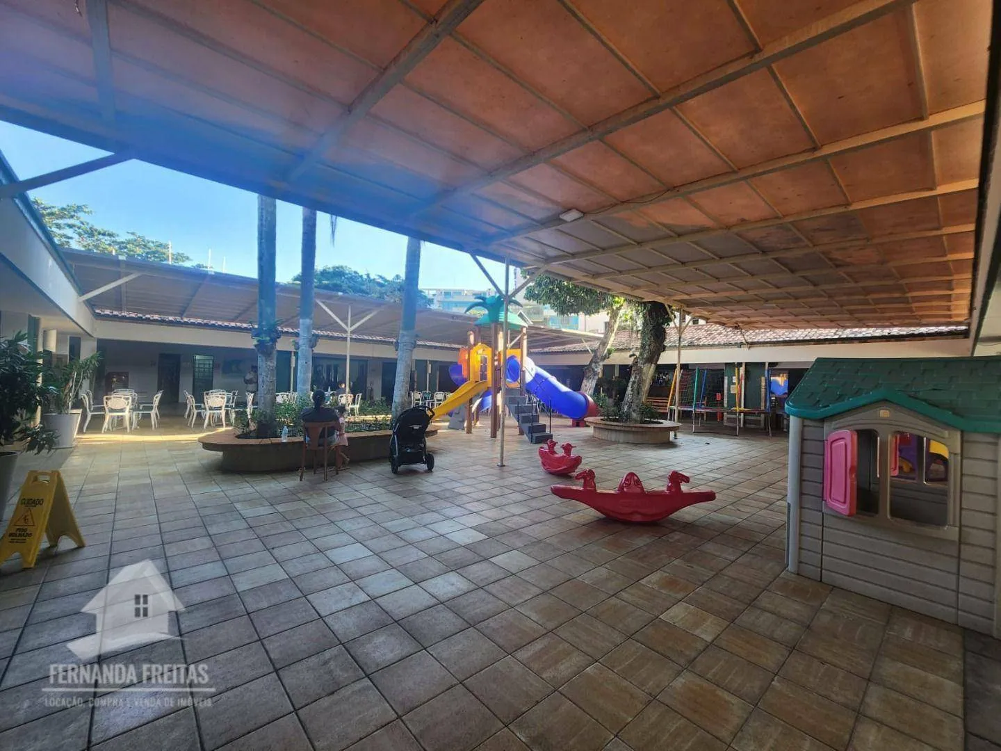 4-bedroom apartment with enclosed balcony and private garden — photo 63
