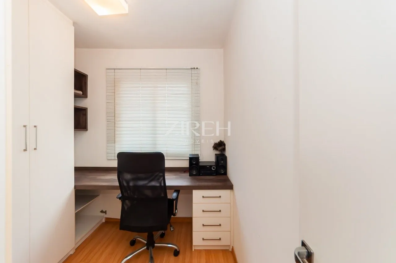 Квартира 70 м² с застеклённым балконом и рабочим местом — photo 13