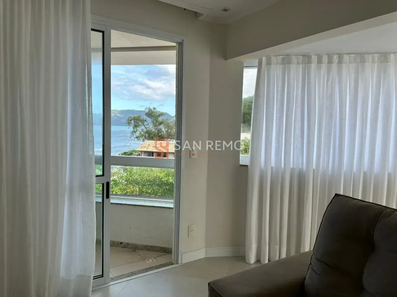 Furnished top-floor unit with 2 bedrooms and glass balcony — photo 17