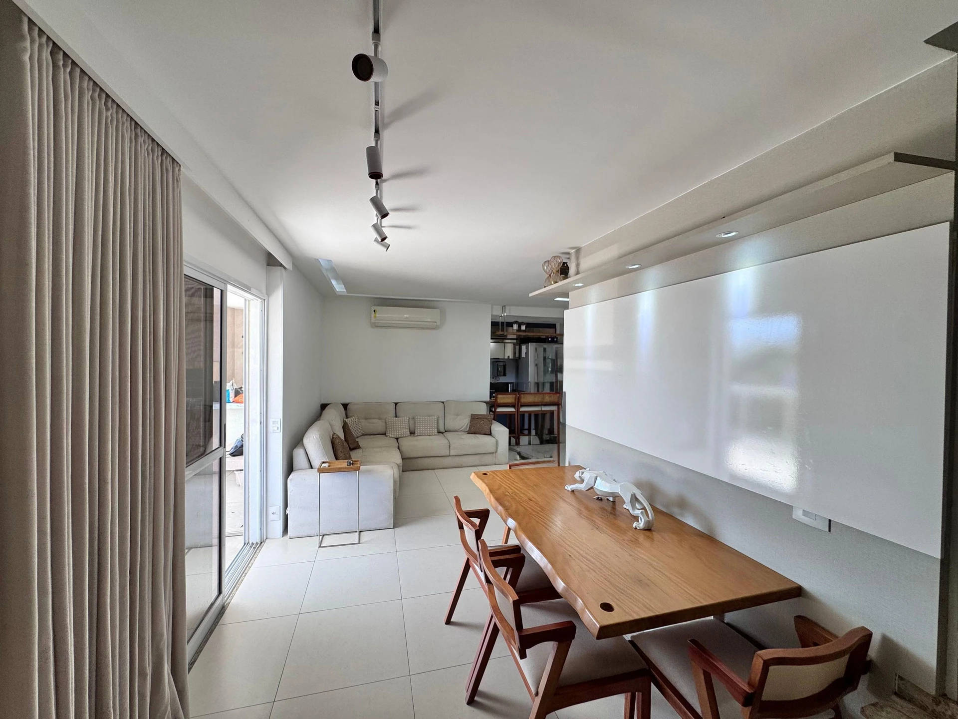 Furnished apartment with 3 bedrooms and 2 parking spaces — photo 21