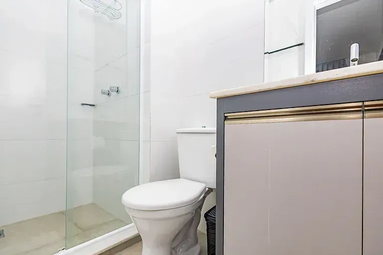 Furnished 1-bedroom apartment with open-plan kitchen — photo 15