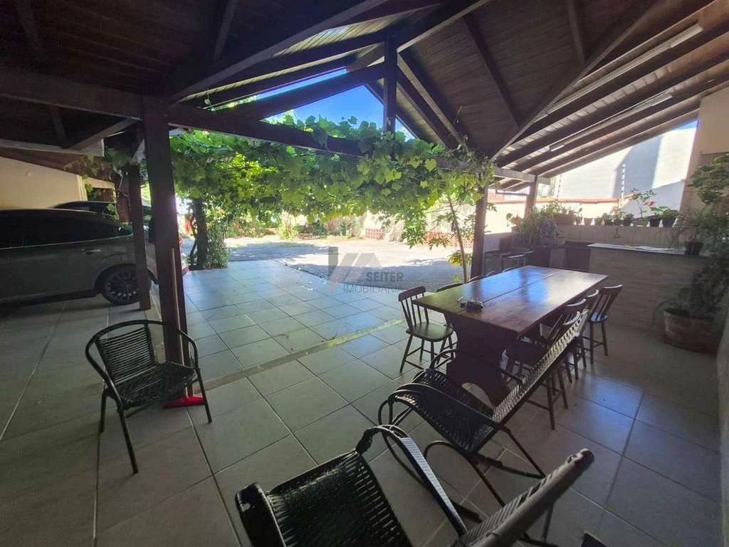 House with 3 bedrooms, 2 en-suites, and BBQ on the balcony