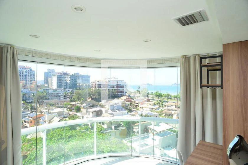 Furnished 1-bedroom apartment with glass-enclosed balcony — photo 10
