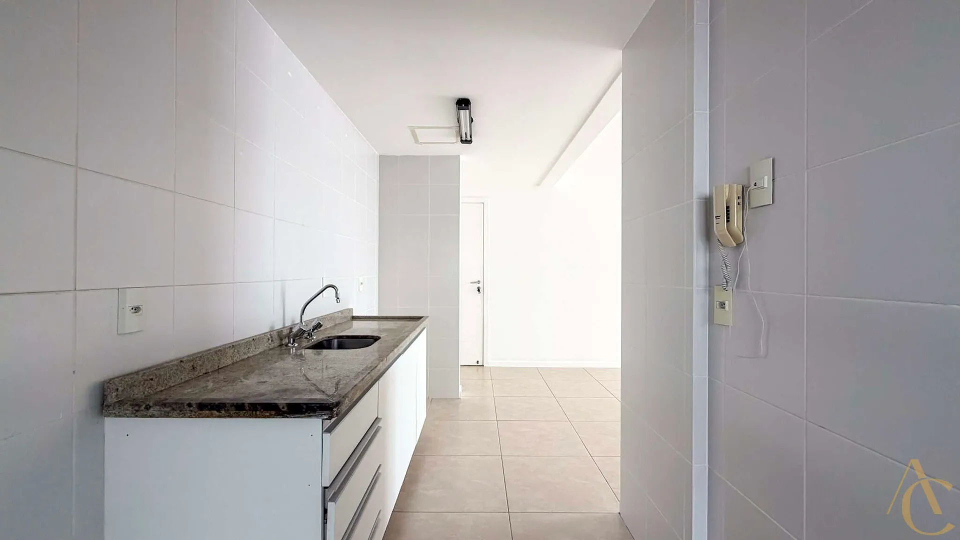 Balcony with a grill in a 3-bedroom apartment, 97 m² — photo 4