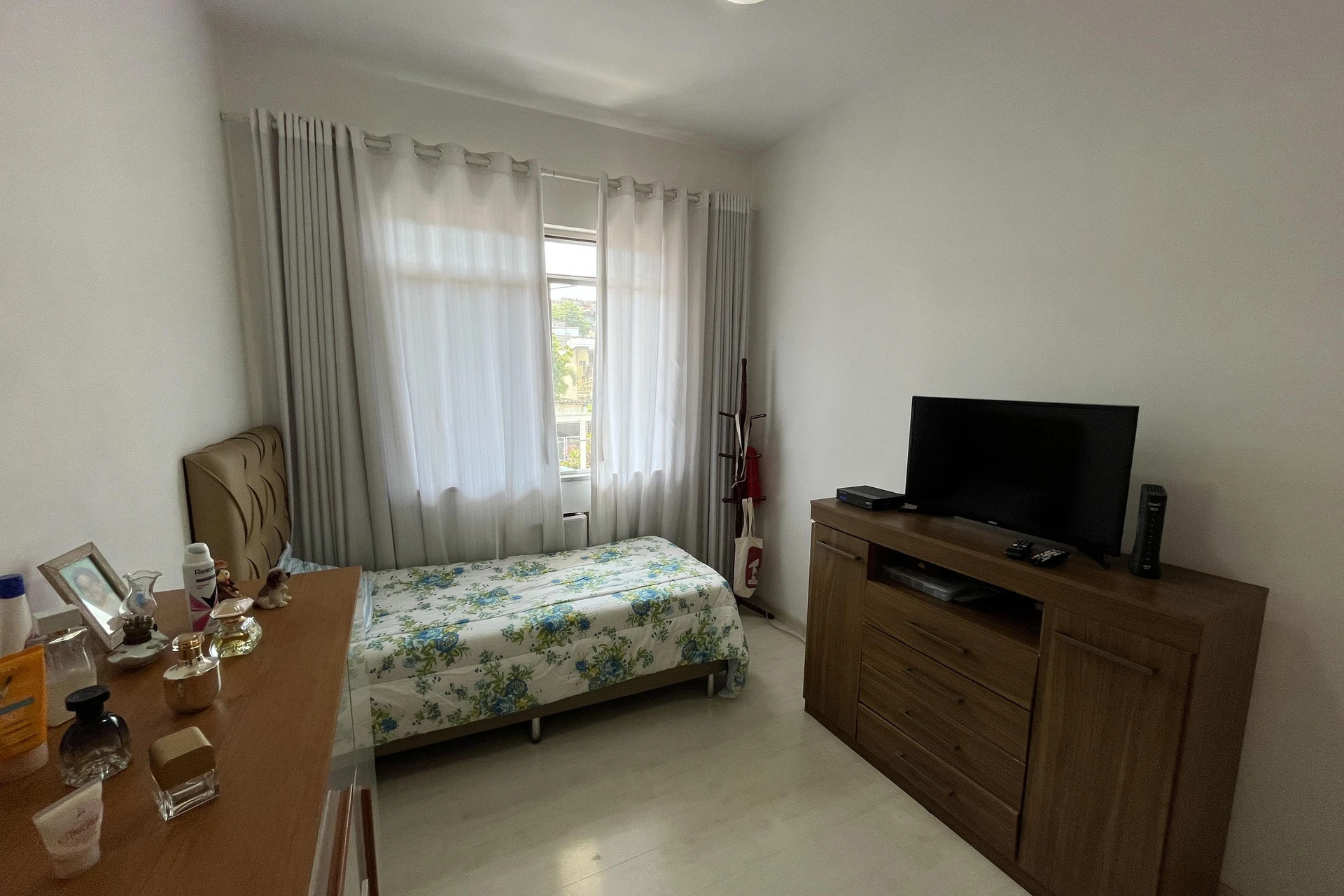 Glass-enclosed balcony in a 3-bedroom apartment, 131 m² — photo 5