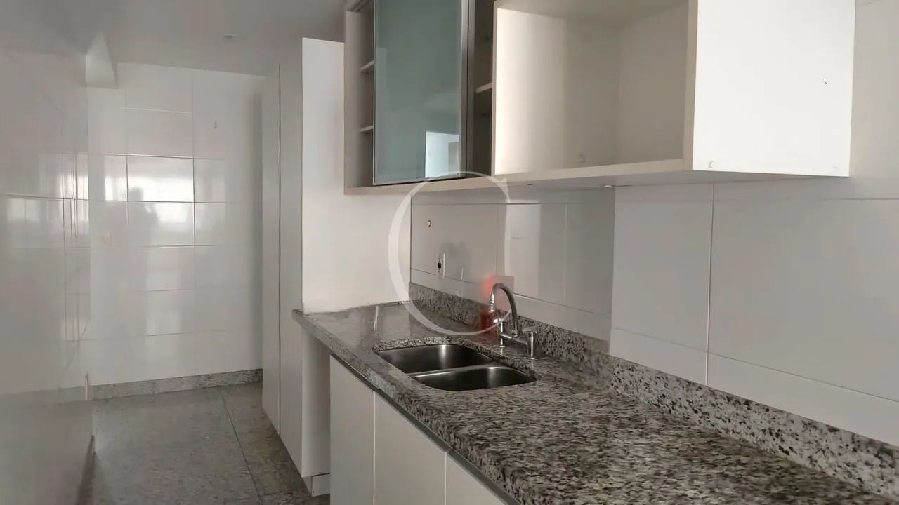198 m² apartment with 4 bedrooms and enclosed balcony — photo 11