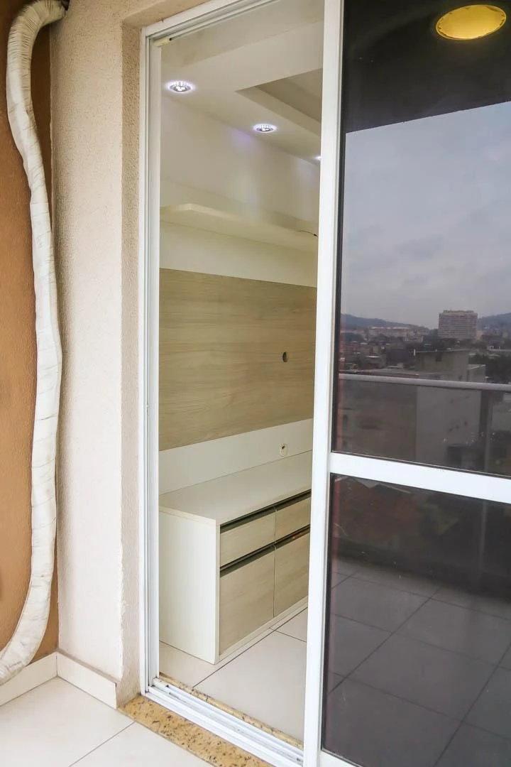 Balcony with a grill in a 2-bedroom apartment, 60 m² — photo 45