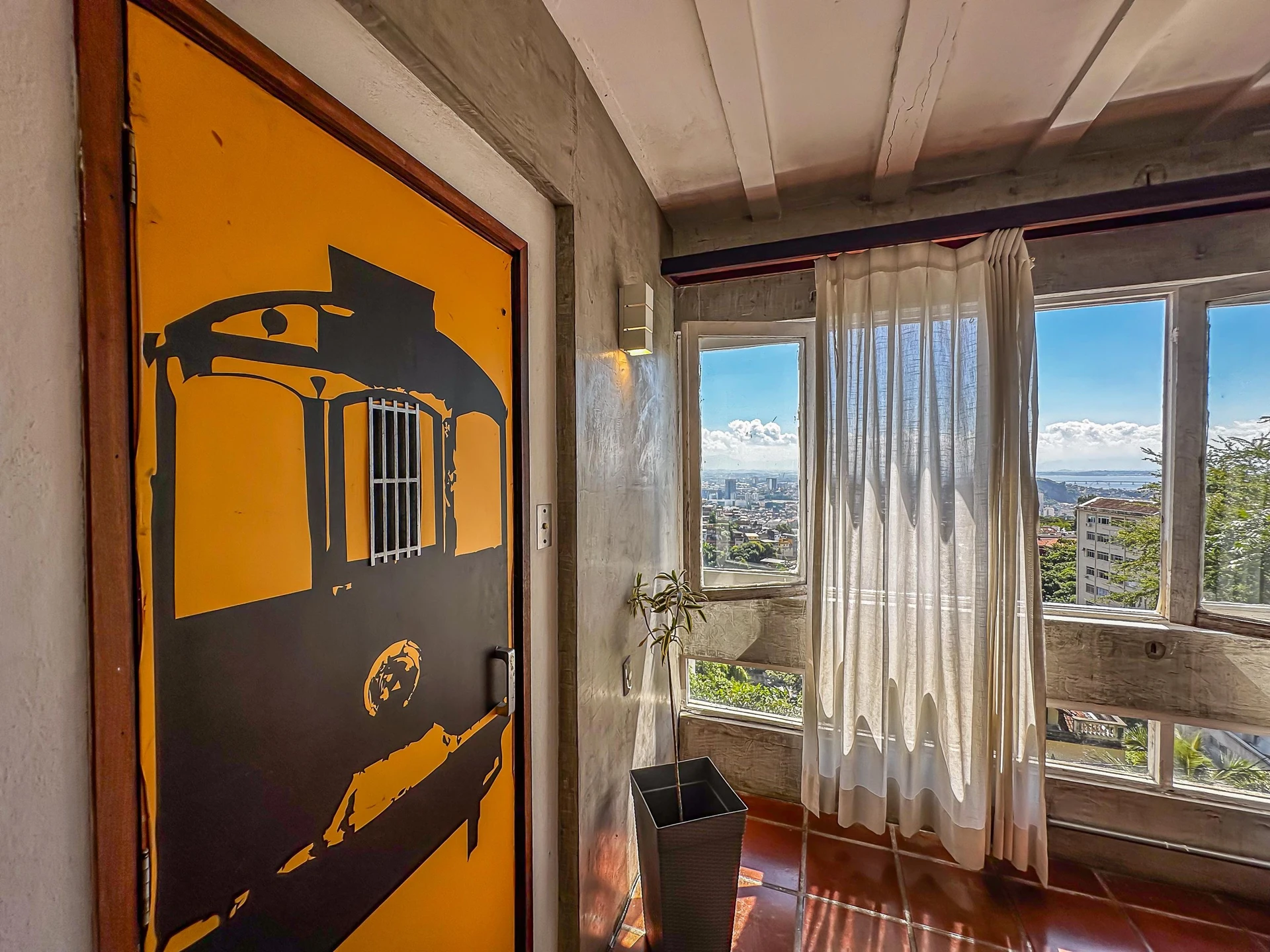 Floor-to-ceiling windows in a 4-bedroom house, 400 m²