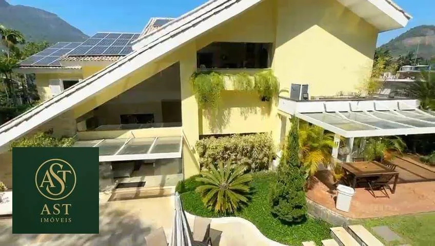 686 m² house with floor-to-ceiling windows and a bathtub — photo 62