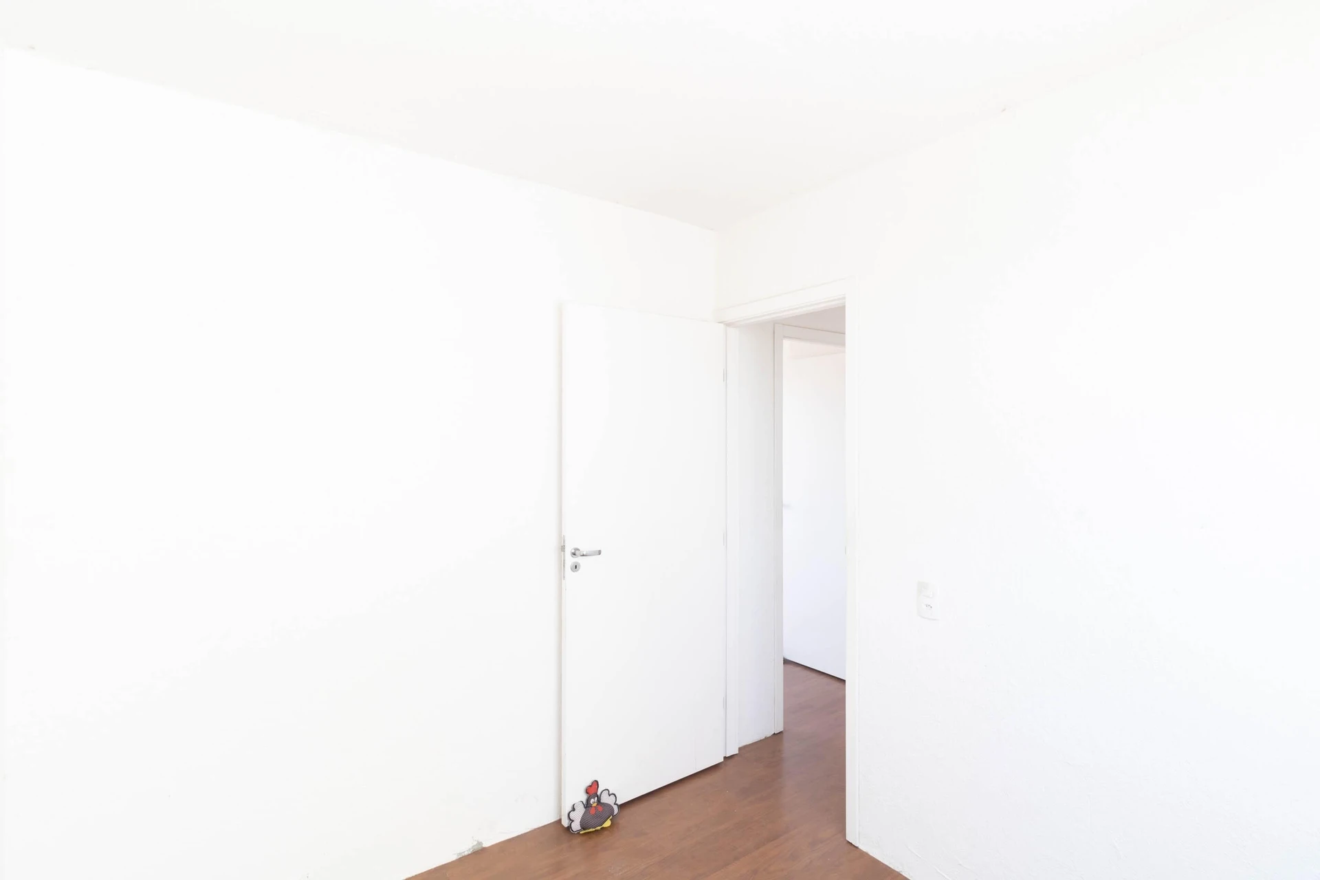 Unfurnished 2-bedroom apartment with wood floors — photo 33