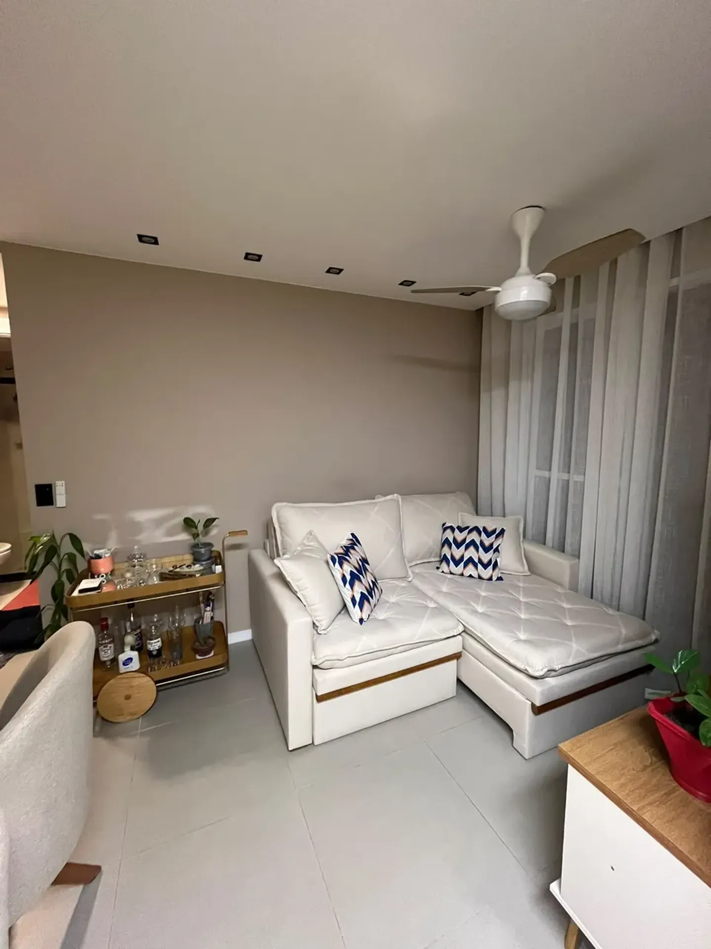 One-bedroom apartment in a building with a gym — photo 7