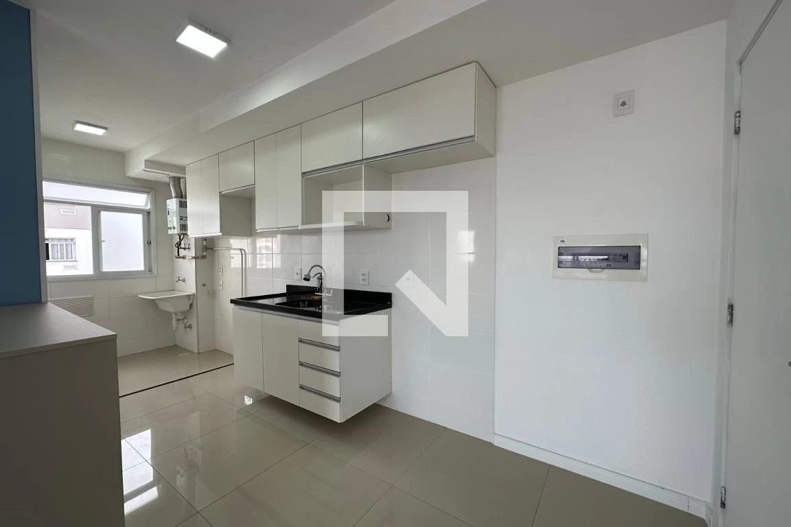 Furnished apartment, 50 m², with a glass-enclosed balcony — photo 2