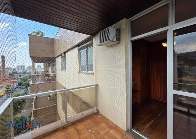 Balcony with a grill in a 3-bedroom apartment, 120 m² — photo 9