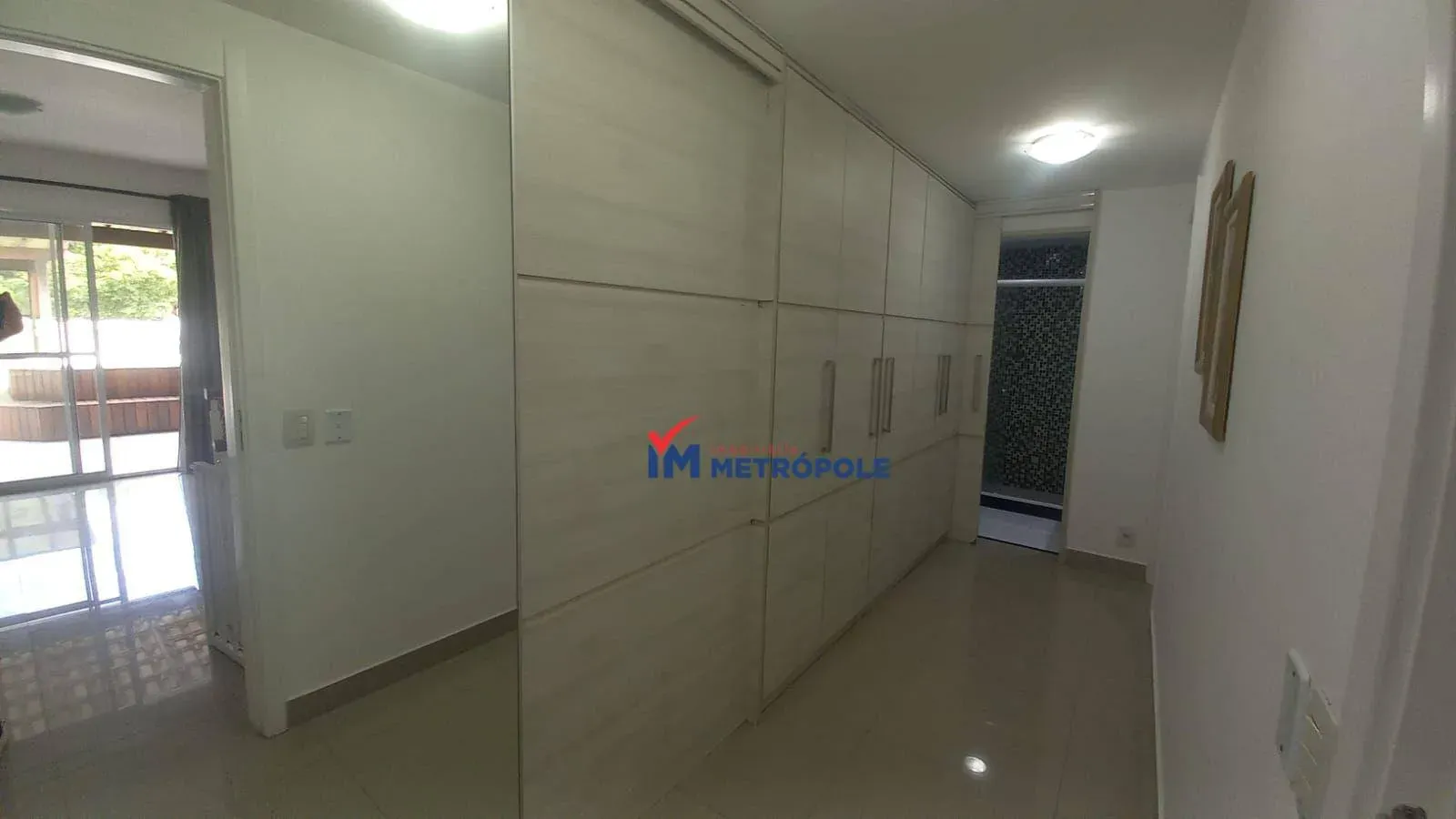 Balcony with a grill in a 4-bedroom apartment, 234 m² — photo 16