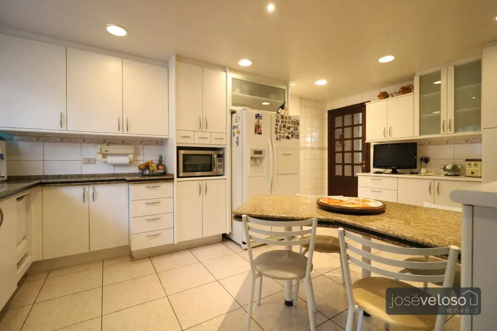 842 m² house with 6 bedrooms and a gas stove — photo 12