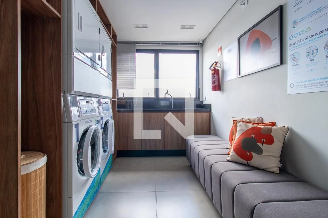 28 m² studio with a washing machine and a home office — photo 5