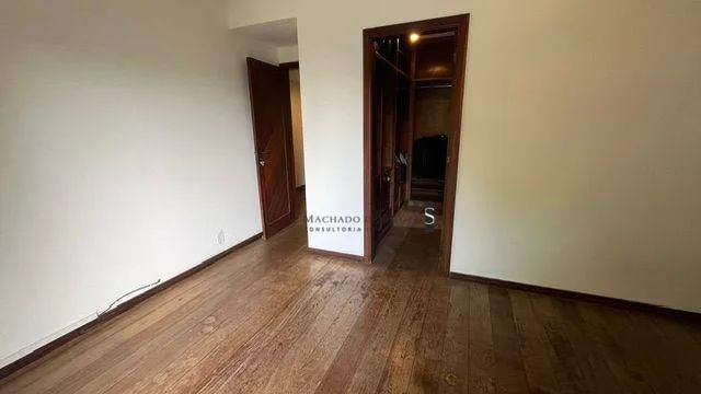 Furnished house, 395 m², with a glass-enclosed balcony — photo 45