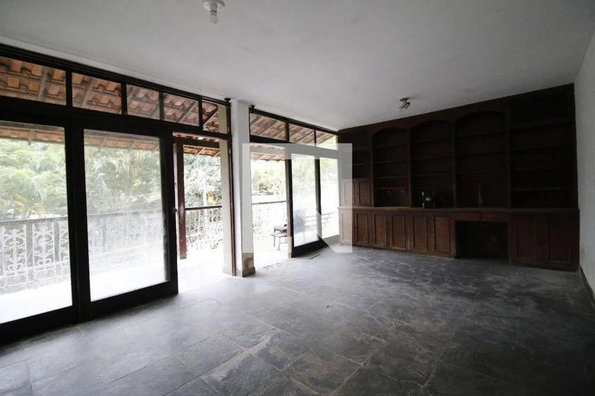Casa de 500 m² com banheira e janelas do piso ao teto — photo 8