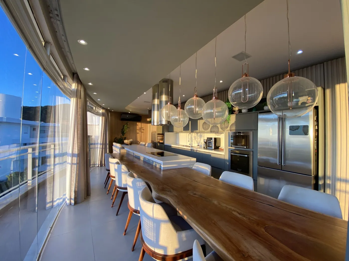 318 m² apartment with a bathtub and a water view — photo 10