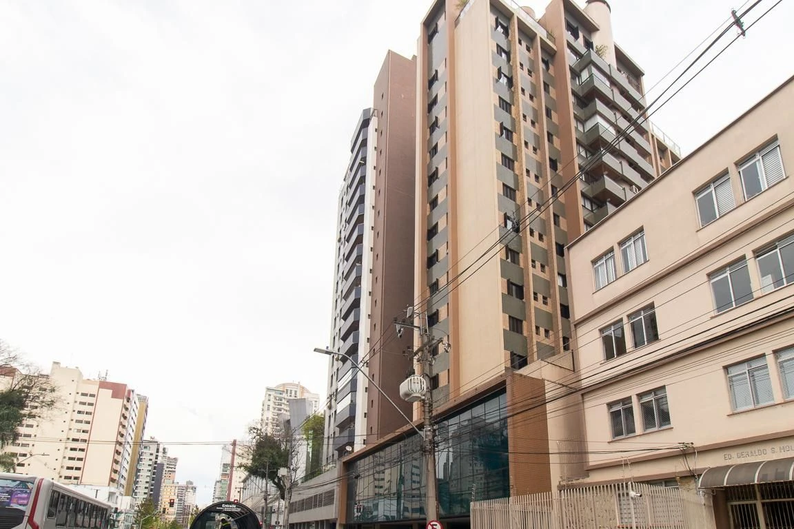 3-bedroom apartment with a bathtub in Curitiba — photo 73