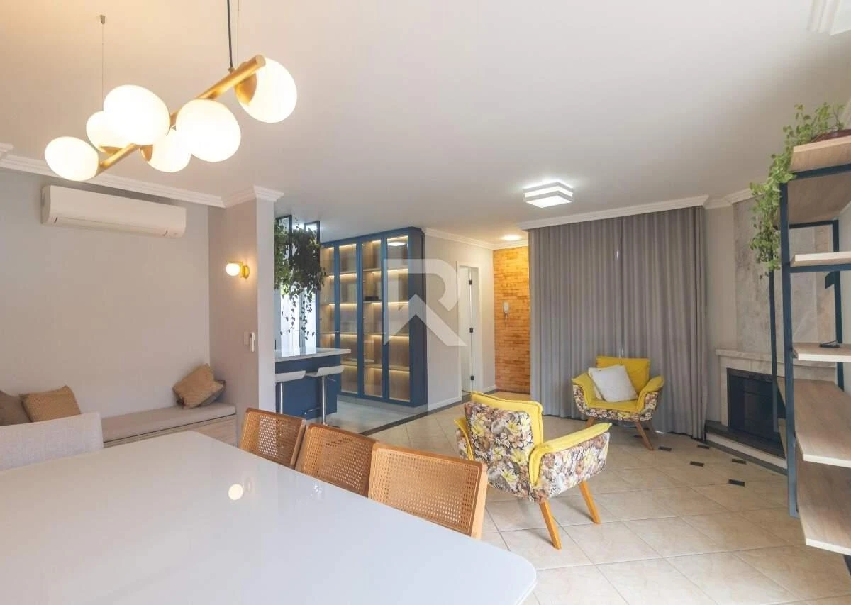 4-bedroom house with a bathtub in Curitiba — photo 26