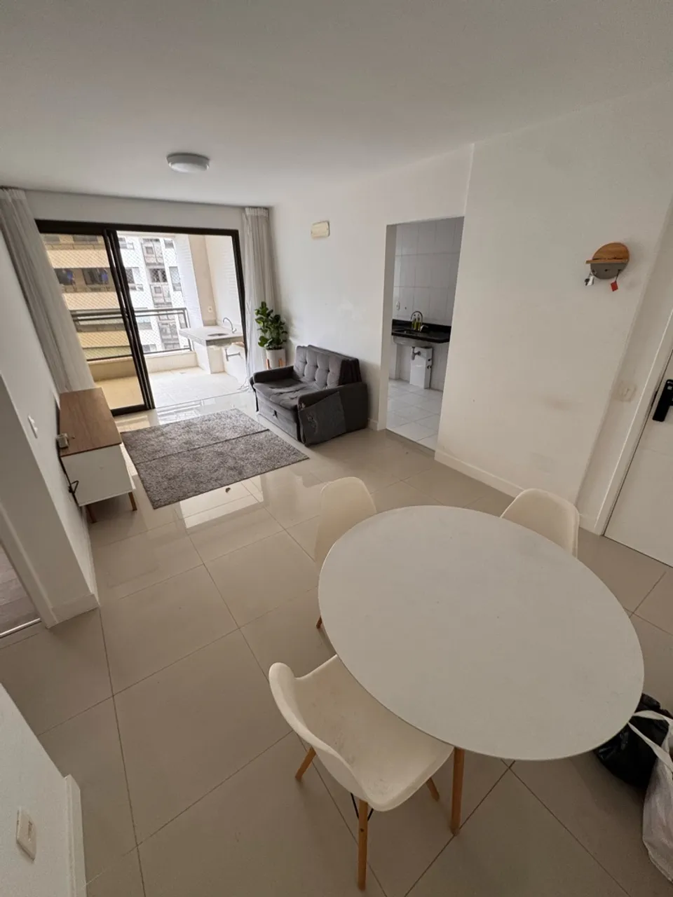 Balcony with a grill in a 2-bedroom apartment, 88 m²