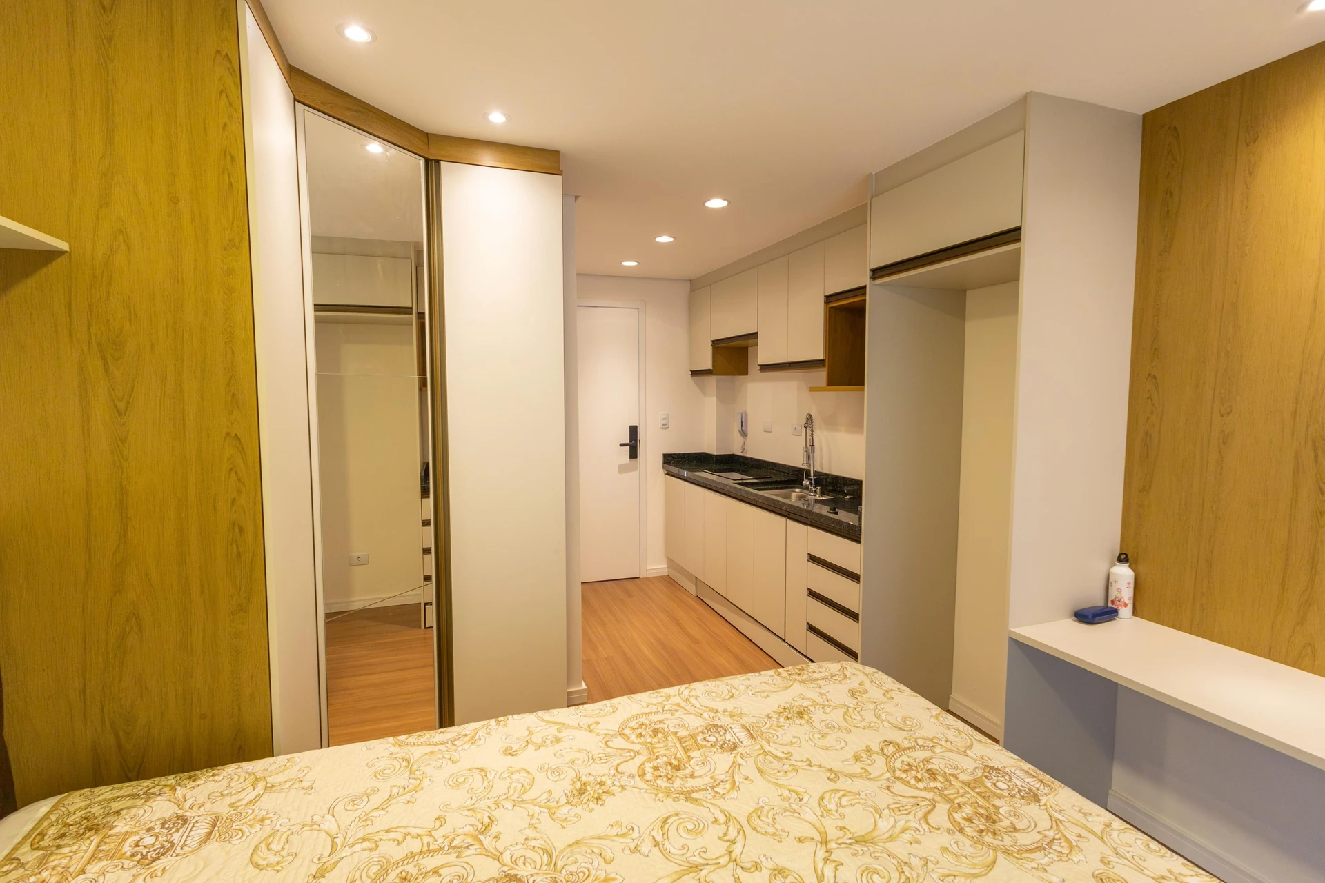 28 m² studio with a home office and a glass-enclosed balcony — photo 13