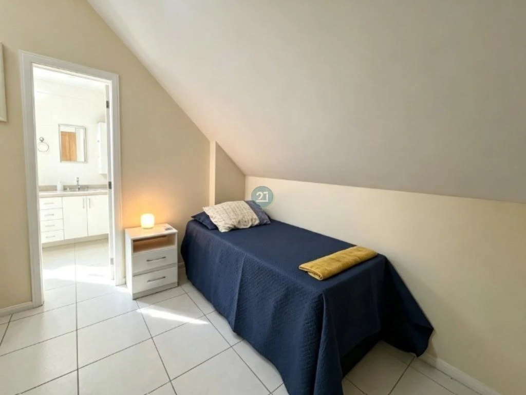 Apartamento dúplex amueblado con 3 suites y 2 plazas — photo 24