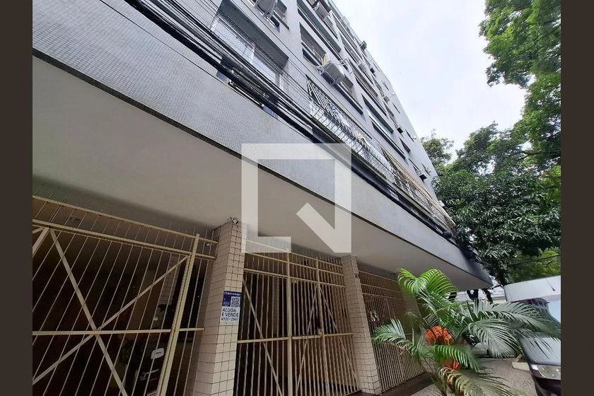 Wood or laminate floors in a one-bedroom apartment, 61 m² — photo 25