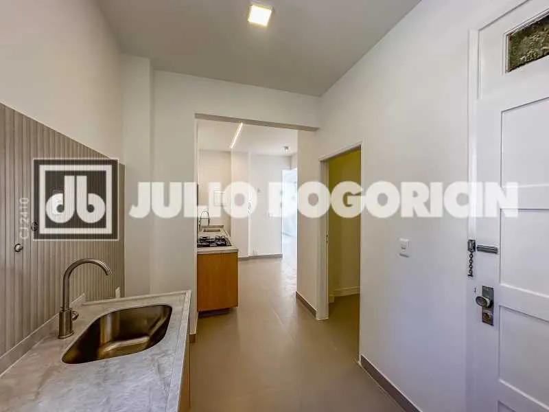 Walk-in closet in a 3-bedroom apartment, 110 m² — photo 22