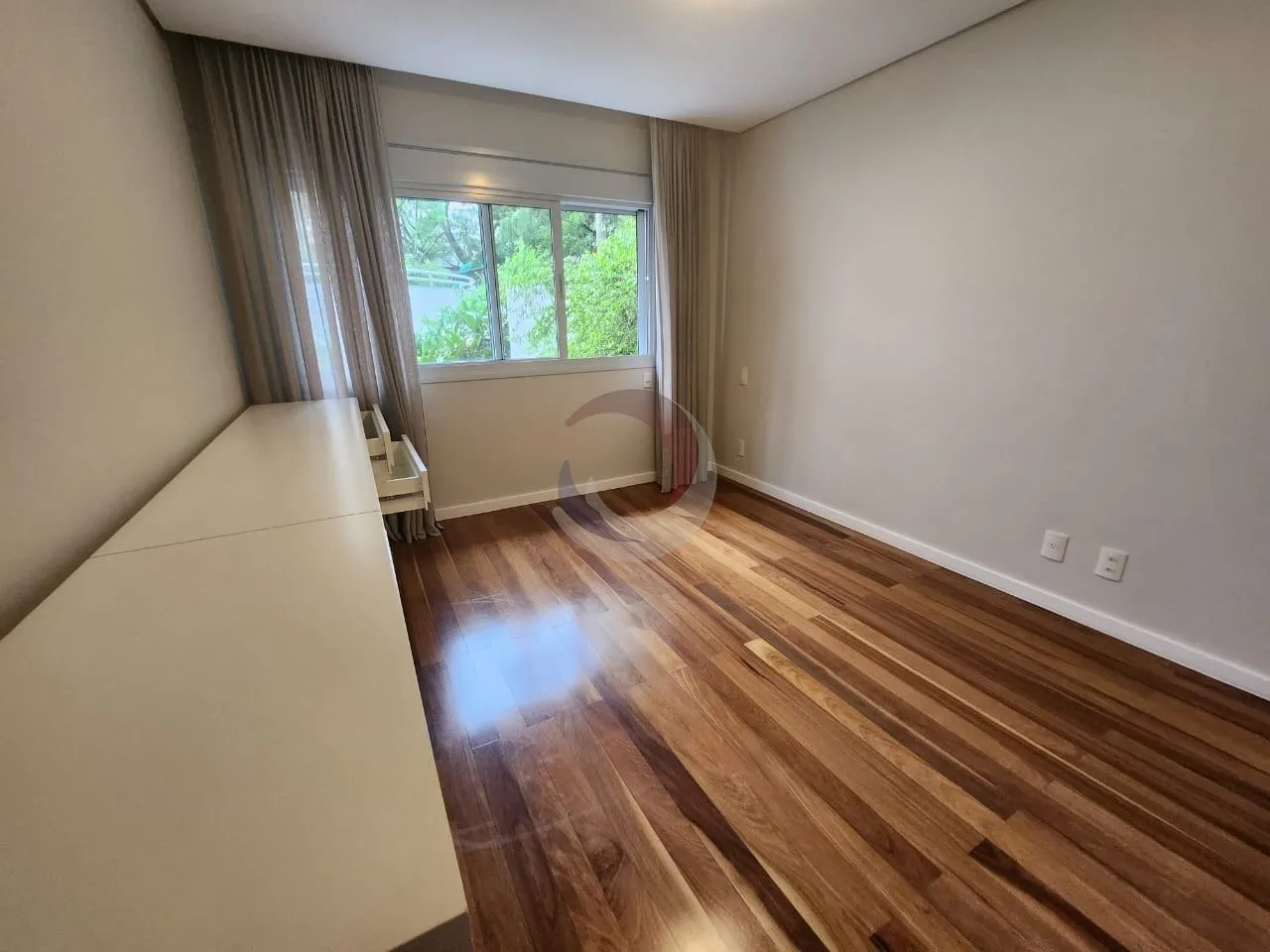 Furnished apartment, 237 m², with floor-to-ceiling windows — photo 7