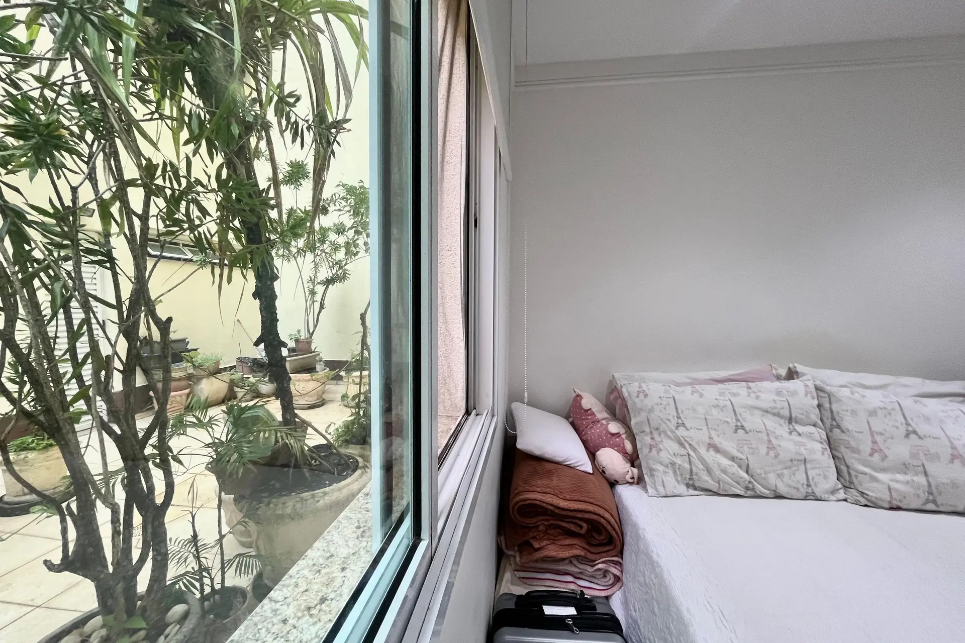 Furnished 1-bedroom apartment with pet-friendly policy — photo 12