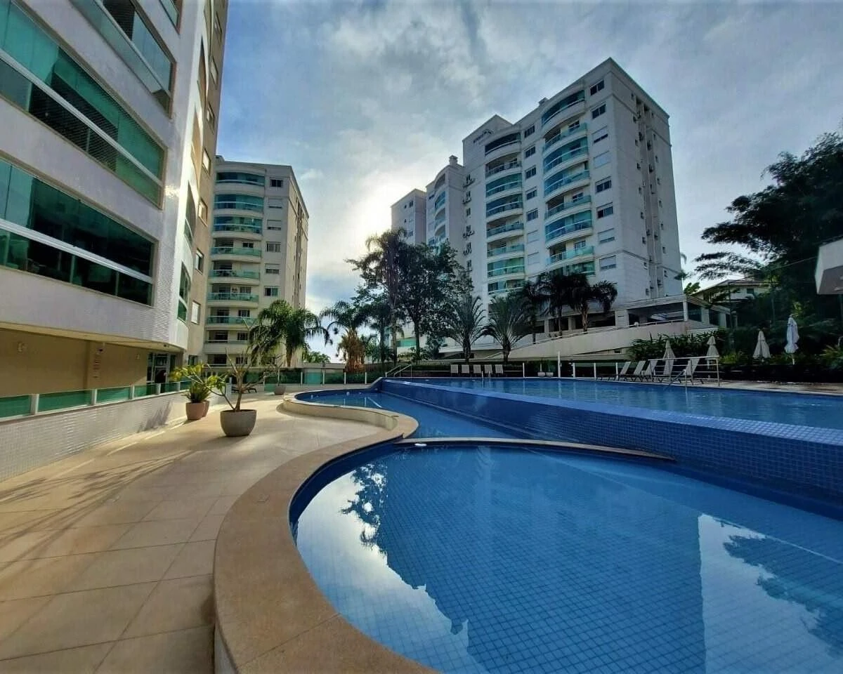 Glass-enclosed balcony in a 4-bedroom apartment, 127 m² — photo 43