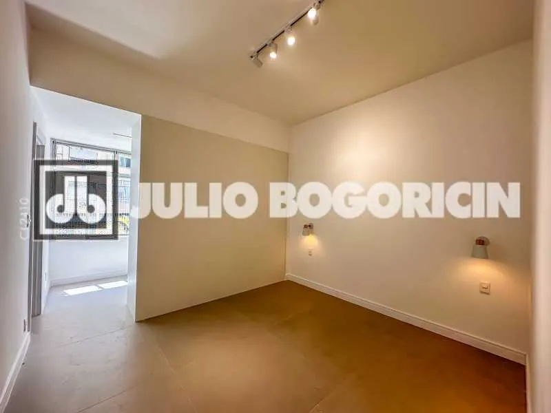 Walk-in closet in a 3-bedroom apartment, 110 m² — photo 24