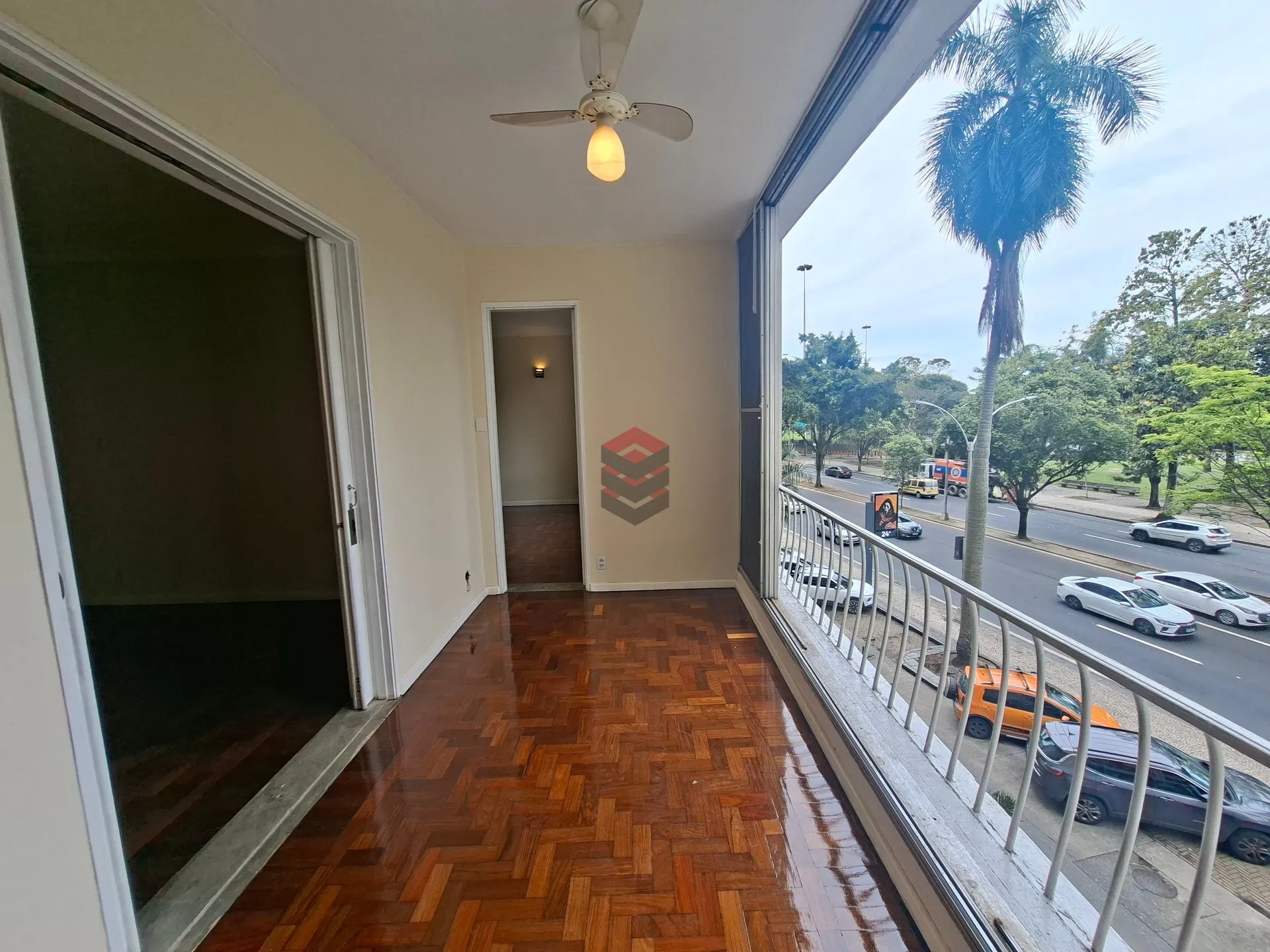 Apartment, 159 m², with wood or laminate floors — photo 20