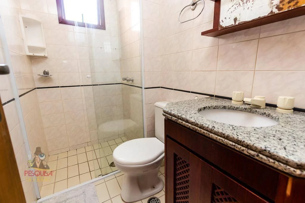 2-bedroom apartment with wood or laminate floors in Curitiba — photo 4
