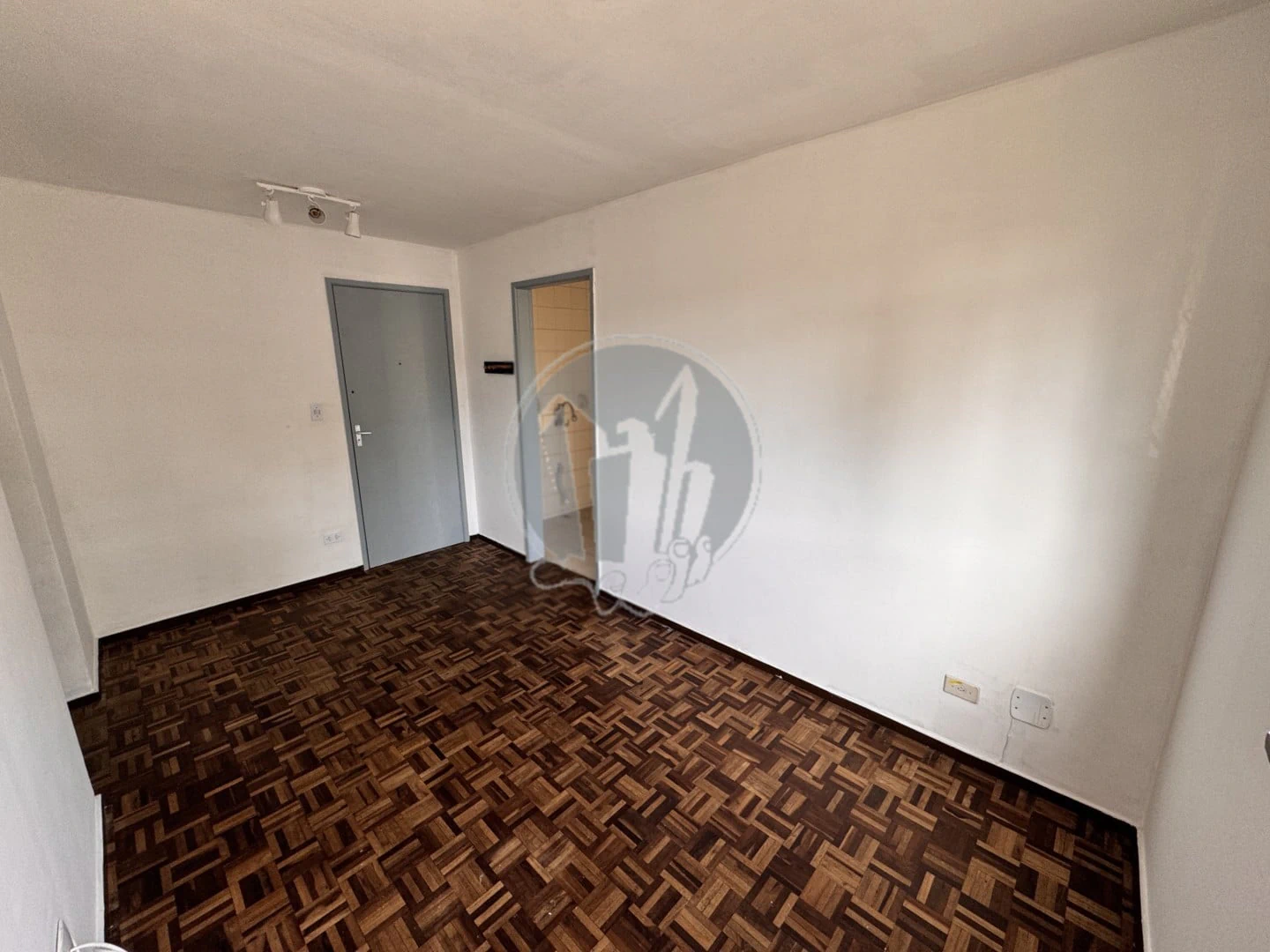 Apartamento sem mobília com 3 quartos e piso de madeira — photo 5