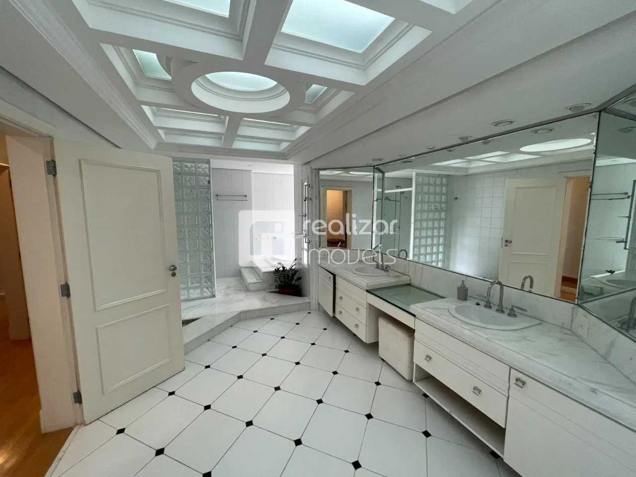 Casa de 5 dormitorios con balcón cerrado con vidrio — photo 18
