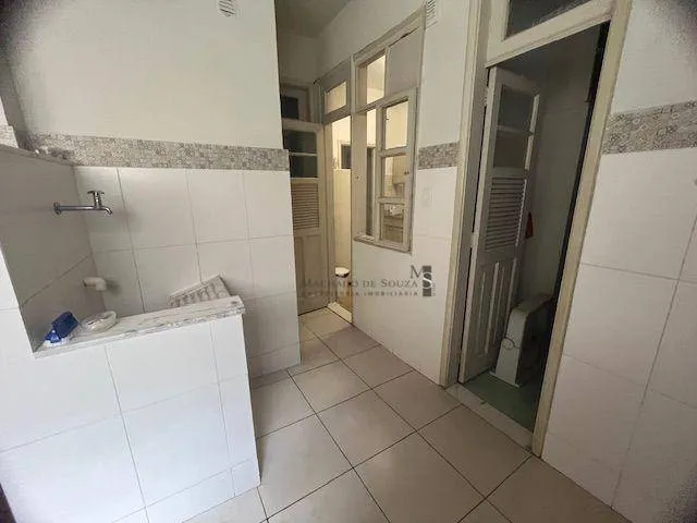 Wood or laminate floors in a 2-bedroom apartment, 98 m² — photo 2