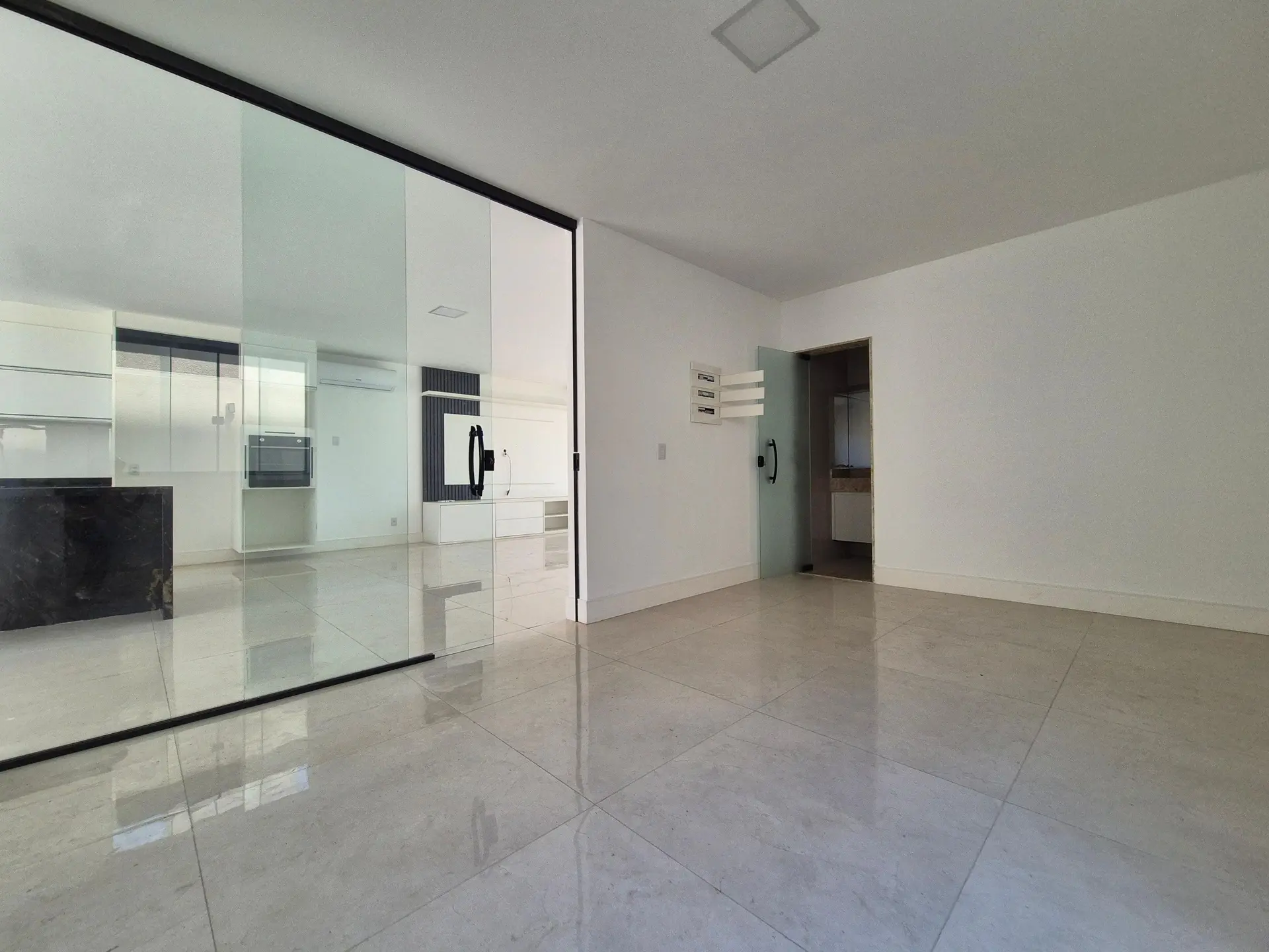 4-bedroom house with a glass-enclosed balcony — photo 52